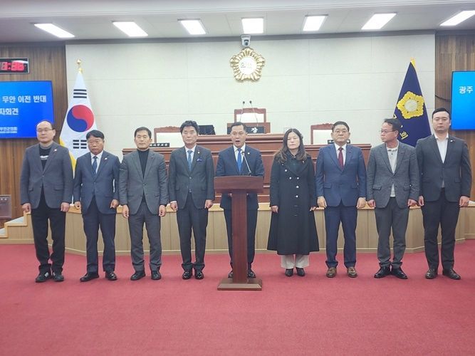 무안군의회 의원들이 본회의장에서 전남도의 비상식적 행태들을 규탄하고 군 공항 이전을 공모방식으로 전환할 것을 촉구하고 있다. [사진제공=오환주 기자]