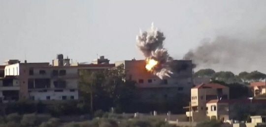 이스라엘군(IDF)이 레바논 무장 정파 헤즈볼라의 목표물을 공격했다며 11월 24일(현지 시간) 공개한 영상. 이스라엘의 공습 이후 건물에서 연기와 불꽃이 치솟고 있다. [로이터/ 연합뉴스]