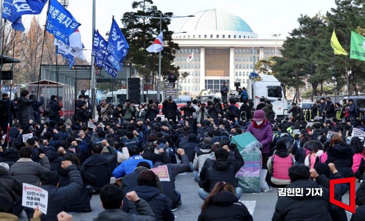 연막탄 제지하려던 경찰관 폭행한 민주노총 간부, 집행유예