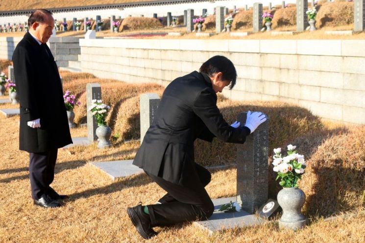 '총선 출마 시사' 조국, 5·18 묘지 참배…"한걸음 내딛겠다"