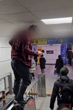 수원역에서 벌어진 일, 에스컬레이터 손잡이 위에서 한 발로 선 남성