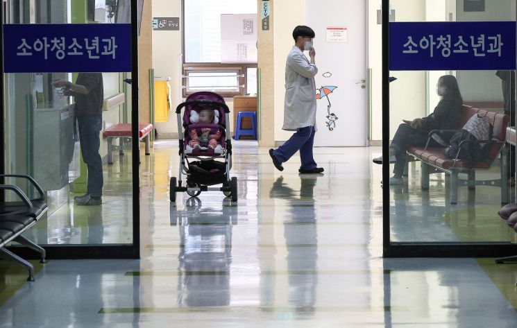 中 폐렴 인접국 급속 확산…의사들 "소아 진료 대란" 경고도