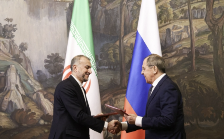 5일(현지시간) 러시아 모스크바에서 열린 카스피해 연안국 외무장관 회담에서 세르게이 라브로프 러시아 외무장관(사진 오른쪽)과 호세인 아미르압둘라히안 이란 외무장관이 악수를 하고 있다. [이미지출처=연합뉴스]