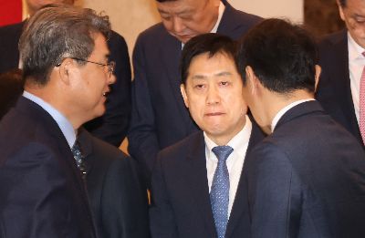 6일 서울 종로구 정부서울청사에서 열린 금융회, 금감원 보험업계 CEO간담회에서 김주현 금융위원장이 비공개 회의에 앞서 굳은 표정을 짓고 있다. 사진=조용준 기자 jun21@