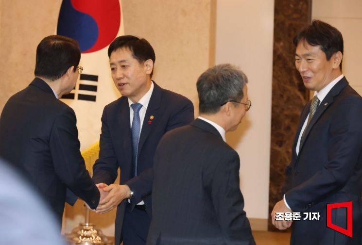 [포토]정희수 보험협회장과 악수하는 김주현 위원장