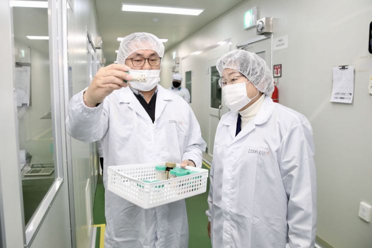 김경희 이천시장(오른쪽)이 관내 기업인 코스맥스엔비티를 방문해 제품 생산 라인을 살펴보고 있다. [사진제공=이천시]