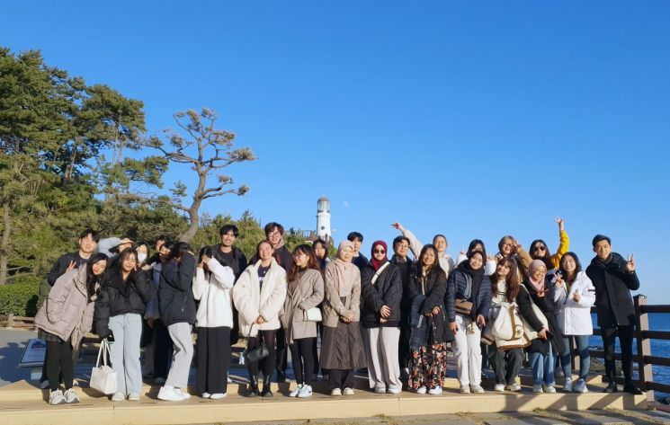 국립부경대학교 에임즈사업단 공동교육과정 ‘부산과 아세안 A to Z’에 참가한 학생들이 누리마루 APEC 하우스를 방문하고 기념 촬영하고 있다.