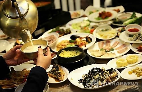 전주 '막걸리 골목'의 막걸리 한상. [이미지출처=연합뉴스]