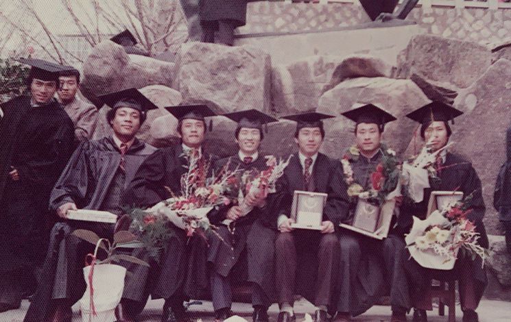 김영도 씨(맨 왼쪽)의 대학 졸업사진.