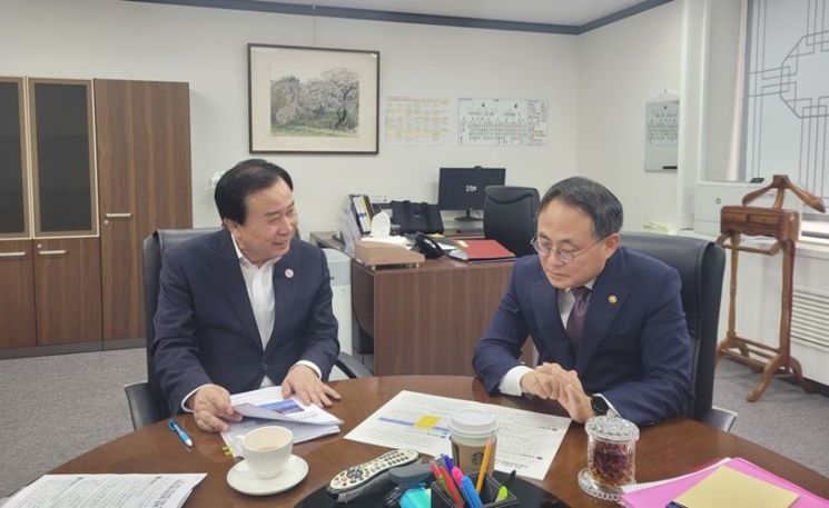 (좌측)박홍률 목포시장이 고기동 행정안전부 차관을 만나 특별교부세 지원을 건의하고 있다.