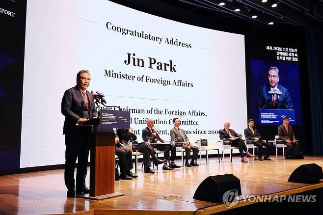 진 외교부 장관, 국제콘퍼런스 축사 (서울=연합뉴스) 임화영 기자 =박진 외교부 장관이 6일 오전 서울 중구 대한상공회의소에서 '세계, 어디로 가고 있는가: 파편화된 세계 속 질서를 위한 경쟁'을 주제로 열린 2023 NEAR 글로벌 서베이 보고서 발표 국제콘퍼런스에서 축사를 하고 있다.