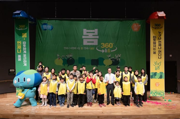 김동연 경기도지사가 6일 경기도청에서 열린 '인구톡톡위원회'에 참석해 어린아이들과 기념사진을 찍고 있다.