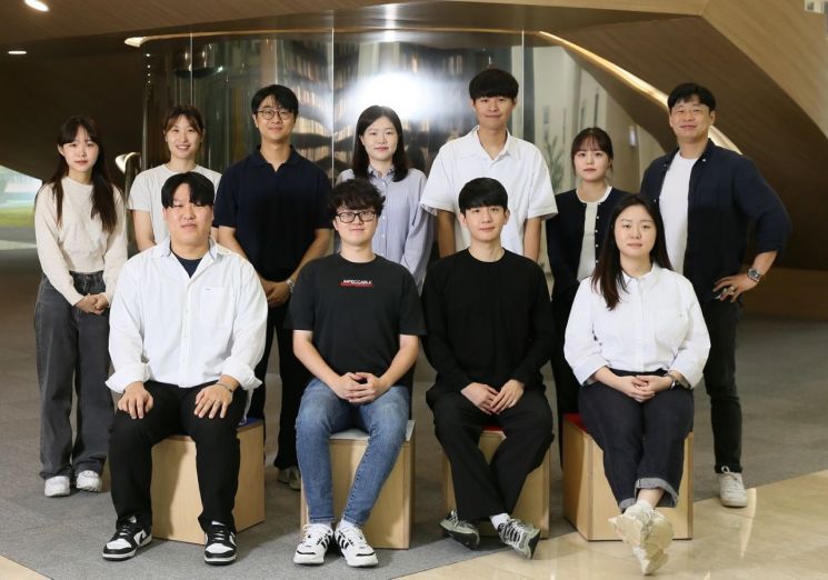 심교승 교수(뒷줄 맨 오른쪽)와 제1저자 박해찬 연구원(앞줄 오른쪽에서 2번째) 등 연구진이 카메라 앞에 서 있다.