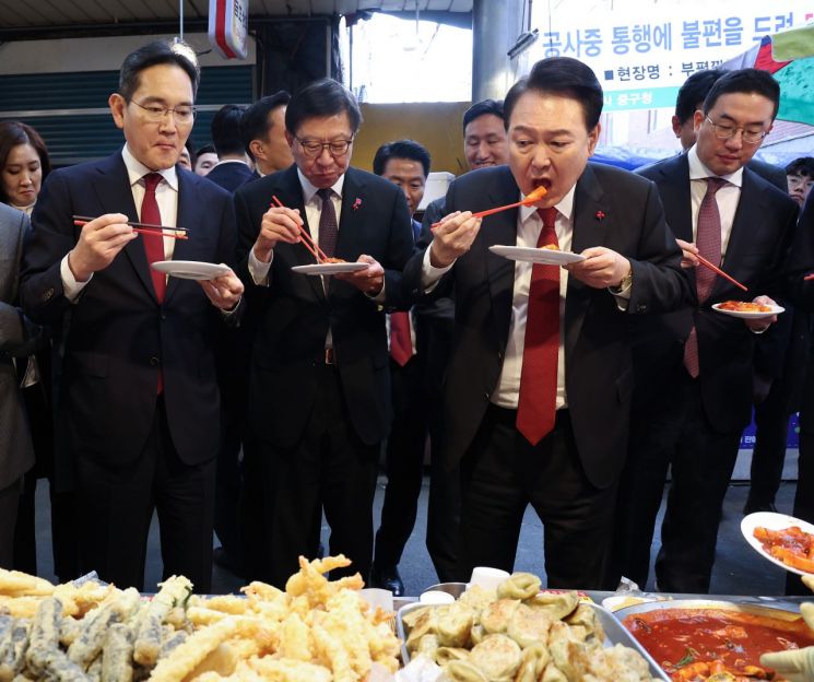 김남국 "尹대통령, 바쁜 재벌 총수들 부산 떡볶이 먹방에 동원"