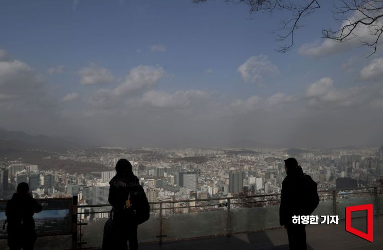 대설인 7일 포근한 날씨를 보인 서울은 서쪽에서 유입된 맑은 공기가 미세먼지를 밀어내고 파란 하늘이 보였다. 그러나 도심은 높은 기온으로 인한 수증기와 매연으로 뿌옇게 보였다. 남산을 찾은 관광객들이 서울을 내려다 보고 있다. 사진=허영한 기자 younghan@