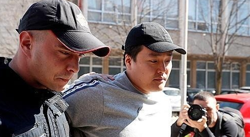 지난 4월 몬테네그로 사법당국에 체포된 직후 법원에 출두하는 권도형 대표. [사진=연합뉴스]