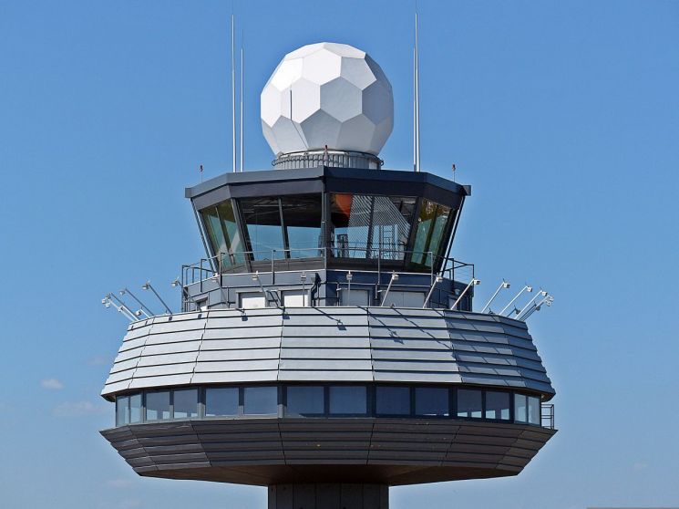Air Traffic Controller Falls Asleep, French Passenger Plane Circles in Air for an Hour