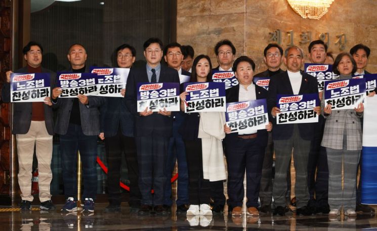 김홍일 방통위원장 사퇴…탄핵으로 인한 업무중단 피했다(종합)