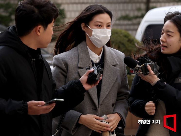 조국 전 법무장관의 딸 조민씨가 지난해 12월 8일 서울중앙지법에서 열린 위계공무집행방해, 업무방해 등(입시비리) 혐의에 대한 공판에 출석하기 위해 법정으로 향하고 있다. 사진=허영한 기자 younghan@