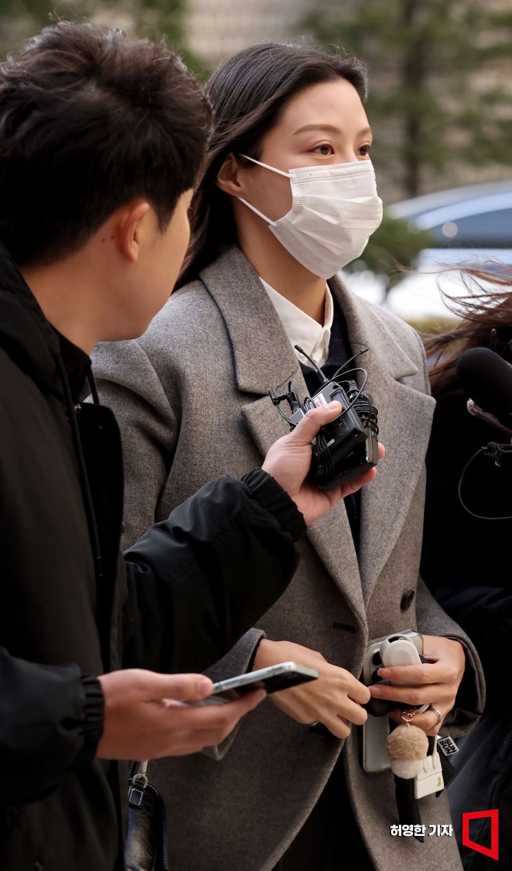 조국 전 법무쟝관의 딸 조민씨가 8일 서울중앙지법에서 열린 위계공무집행방해, 업무방해 등(입시비리) 혐의에 대한 공판에 출석하기 위해 법정으로 향하고 있다. 사진=허영한 기자 younghan@