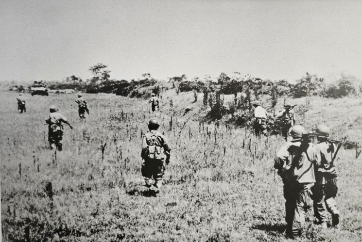 1954년 5월25일 베트남 남딘에서 타이빈으로 걸어가는 프랑스군의 모습. 이 사진을 찍고난 직후 로버트 카파는 지뢰를 밟고 사망한다.    [사진=PHAIDON]