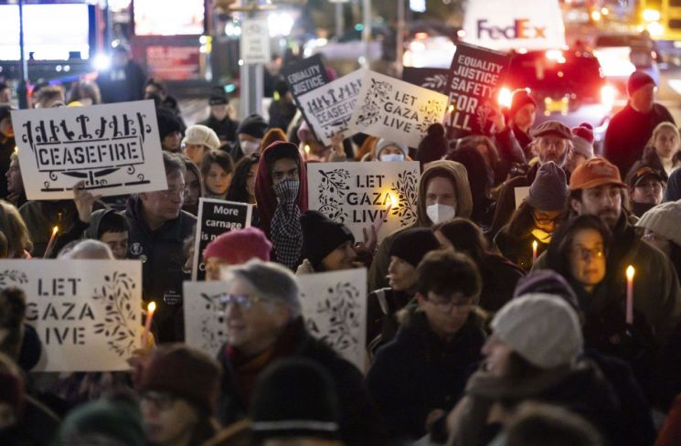 7일(현지시간) 미국 뉴욕에서 시민들이 유대교 휴일인 하누카를 맞아 '휴전을 바라는 랍비들'이 주최한 이스라엘-팔레스타인 간 휴전 촉구 시위에 참석해 행진하고 있다. [이미지출처=연합뉴스]