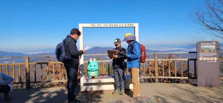 용역업체 관계자들이 '용인시 숲길 조성관리 기본계획' 용역을 위한 현장 실사를 하고 있다. [사진제공=용인시]