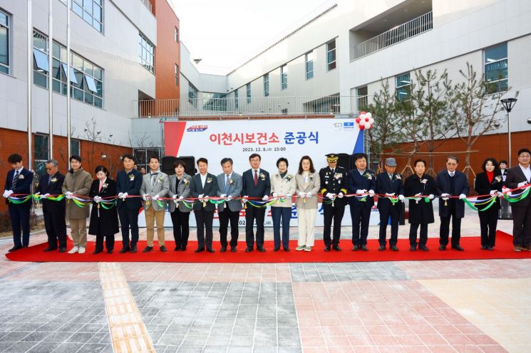 이천시보건소 신청사 준공식에서 김경희 이천시장 등 참석자들이 테이프를 자르고 있다. [사진제공=이천시]