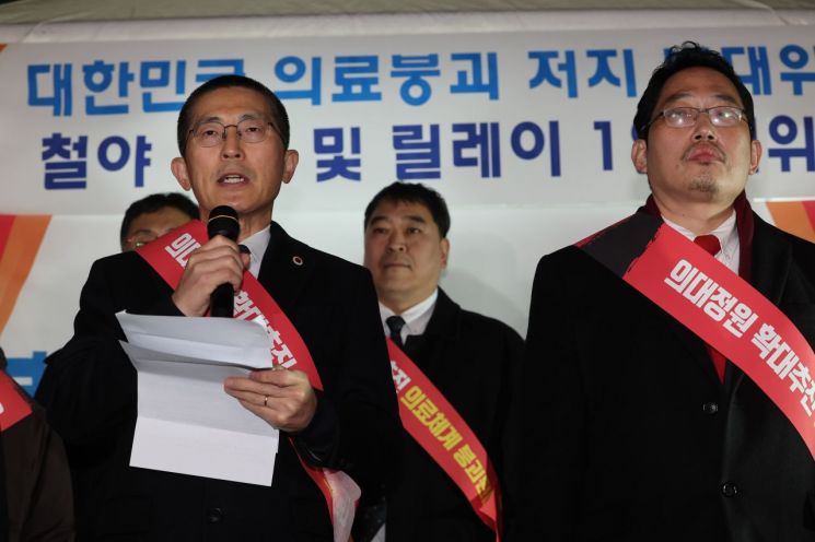 '대한민국 의료 붕괴 저지를 위한 범의료계 대책특별위원회'(범대위) 관계자들이 지난 6일 서울 용산 의협회관 앞에서 정부의 의대 정원 확대 추진에 반발해 시위를 하고 있다. 사진은 발언하는 이필수 의협 회장. [이미지출처=연합뉴스]