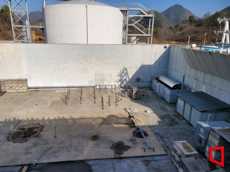 에너지안전실증연구센터에서 고압 수소 분출 화염 시험이 진행되고 있다. 수소 화염은 무색으로 육안으로는 관찰하기 어려워 열화상 카메라를 이용한다.
