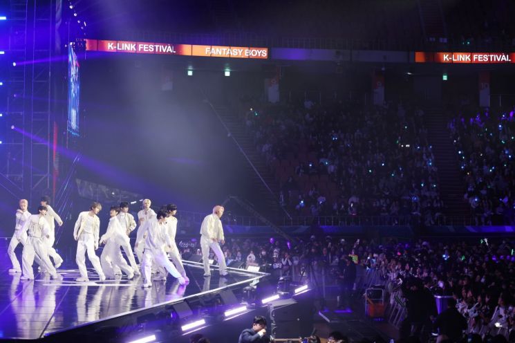 한류 20주년 기념 콘서트에 7000명 환호성…'K-링크 페스티벌'