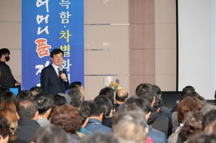 김성 군수가 11일 ‘군민이 묻고, 군수가 답하다’란 주제로 군민과 대화를 하고 있다. [사진제공=장흥군]