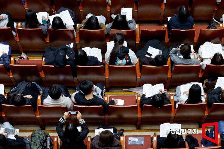 2023년 12월11일 서울 동작구 숭실대학교 한경직기념관에서 열린 '2024 대입 정시모집 대비 학생-학부모 대상 대입 설명회'에 참가한 수험생 및 학부모가 설명을 듣고 있다. 사진=강진형 기자aymsdream@