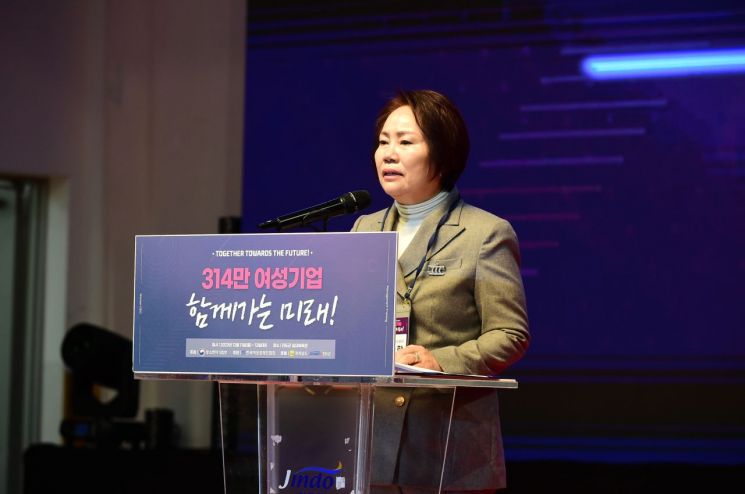 이정한 한국여성경제인협회 회장이 11일 전남 진도군 실내체육관에서 열린 '2023 전국 여성 CEO 경영 연수'에서 개회사를 하고 있다. [사진 제공=한국여성경제인협회]