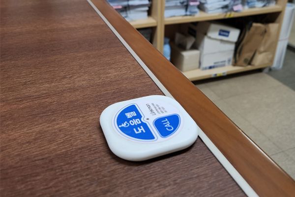 Emergency help bell button attached to the consultation room table in the office of court-appointed public defenders at the Seoul High Court and Seoul Central District Court. <br>[Photo by Hong Yoonji, Legal News]
