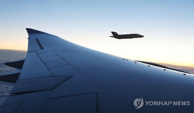对荷兰进行国事访问的总统 Yoon Suk Yeol 与夫人 Kim Kunhee 搭乘的空军一号专机，11日（当地时间）在荷兰空军战机护航下飞行。 图片来源=联合新闻提供