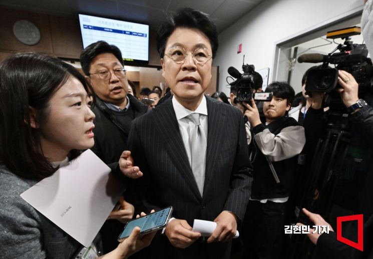 장제원 국민의힘 의원이 국회 소통관에서 기자회견을 마친 후 취재진의 질문에 답하며 이동하고 있다. 사진=김현민 기자 kimhyun81@