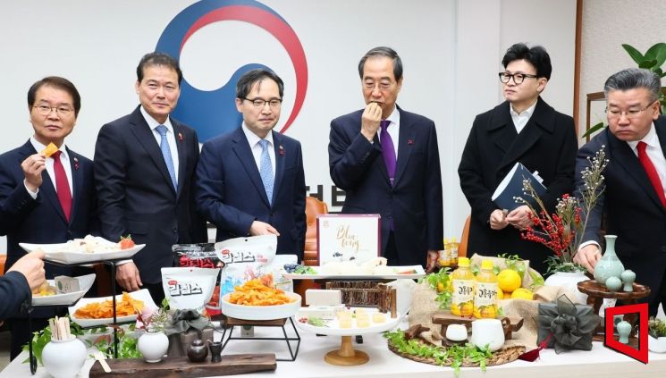 [포토]고흥 특산물 맛보는 한덕수 총리와 국무위원들