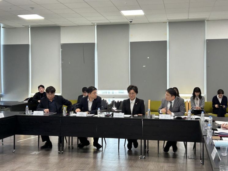 지난달 27일 서울시 리모델링 주택조합 협의회와 서울시 관계자들이 리모델링 간담회를 열었다.