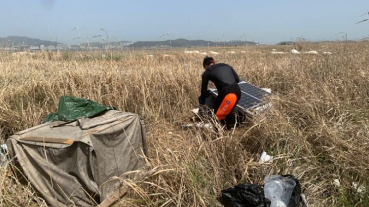 On the 28th of last month, a group installing voice phishing relay devices that convert internet phone numbers to domestic mobile phone numbers on an uninhabited island in the Nakdong River was arrested in large numbers. This is the first case of being caught installing voice phishing relay devices on an uninhabited island in South Korea. <br>[Photo by Busan Police Agency]