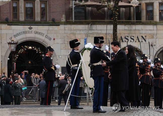 President Yoon Suk-yeol and his wife Kim Keon-hee are laying a wreath at the War Memorial in Dam Square, Amsterdam, on the 12th (local time). <br>[Photo by Yonhap News]