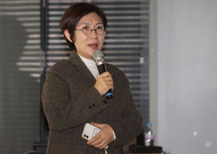 임근혜 아르코미술관 관장이 7일 오후 서울 종로구 동숭동 아르코미술관에서 열린 아르코미술관 50주년 기념전시 '어디로 주름이 지나가는가' 개최 기념 기자간담회에서 인사말을 하고 있다. [이미지출처=연합뉴스]