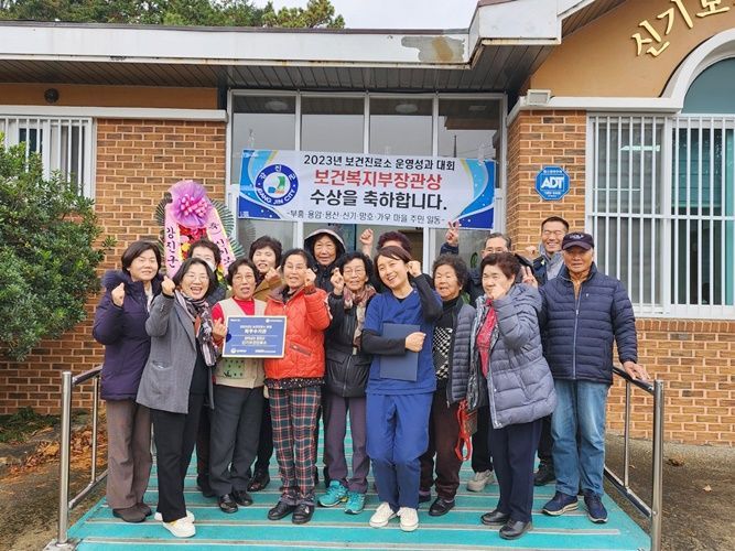 13일 마을 주민들의 참여 속에 신기보건진료소 최우수 진료 기관 현판식을 진행했다. [사진제공=강진군]