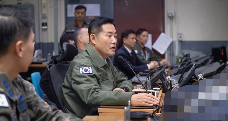 신원식 국방부 장관이 지난해 11월21일 경기도 평택 공군작전사령부를 방문, 한국항공우주작전본부(KAOC) 전투지휘소에서 작전 현황을 보고받고 있다. [이미지출처=연합뉴스]