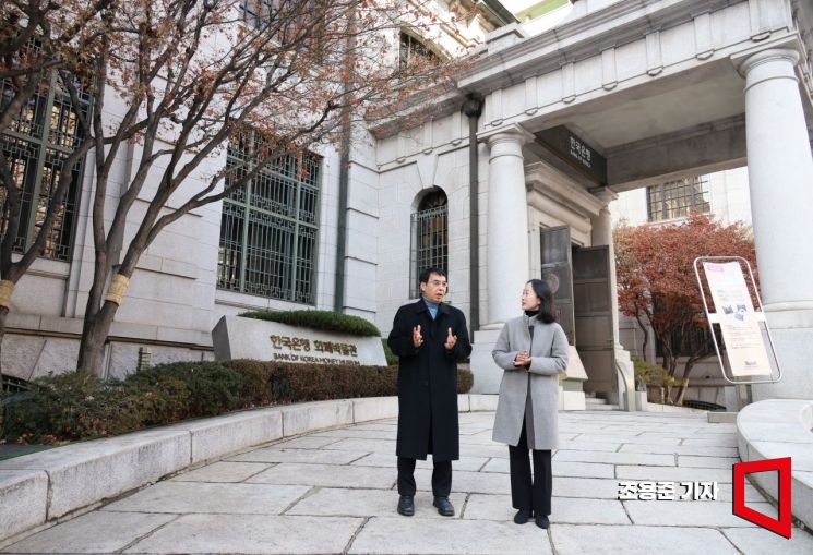 김동기 변호사가 아시아경제와 인터뷰하는 모습. 김 변호사는 "일본이 '잃어버린 30년'을 겪은 것은 정치적으로 리더십이 부재했기 때문"이라며 "우리나라도 정치인이 각성하고 변화하지 않으면 일본의 전철을 밟을 수 있다"고 경고했다.