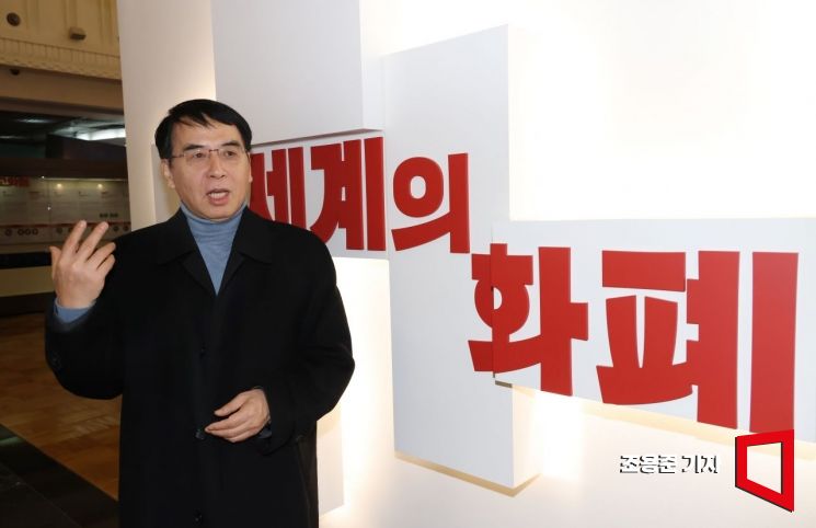 '달러의 힘' 김동기 저자가 아시아경제와 인터뷰를 하고 있다. 사진=조용준 기자 jun21@