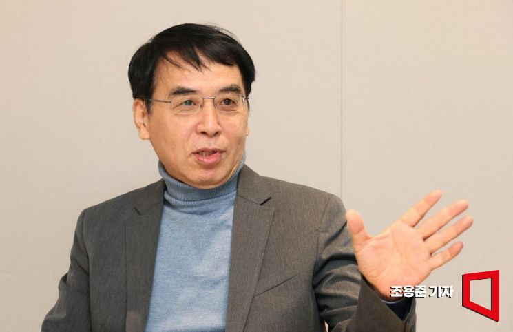 '달러의 힘' 김동기 저자가 아시아경제와 인터뷰를 하고 있다. 사진=조용준 기자 jun21@