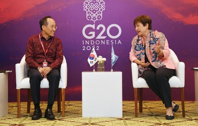 2022년 7월 16일 인도네시아 발리에서 열린 G20 재무장관 중앙은행총재회의에서 추경호 부총리 겸 기획재정부 장관과 크리스탈리나 게오르기에바 IMF 총재와 면담하고 있다.