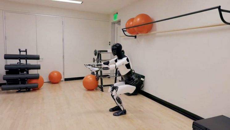 테슬라가 개발한 휴머노이드 로봇 '옵티머스 젠2이 스쿼트를 하는 모습'. [이미지출처=엑스(X·옛 트위터) 캡처]