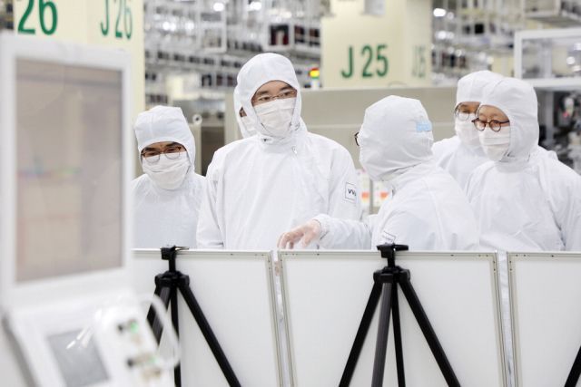 이재용(왼쪽 두 번째) 삼성전자 회장이 지난 2월 삼성전자 천안캠퍼스를 찾아 패키징 라인을 둘러보고 사업 전략을 점검하고 있다. [이미지출처=삼성전자]